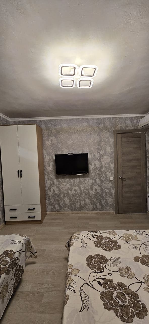 В тени  киви, Сухум — фото 3