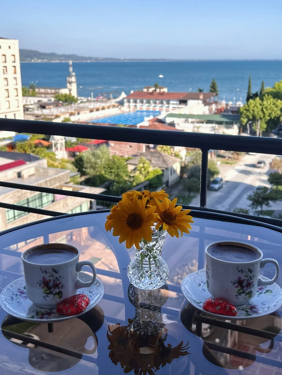 У Крис, Сухум — фото 3