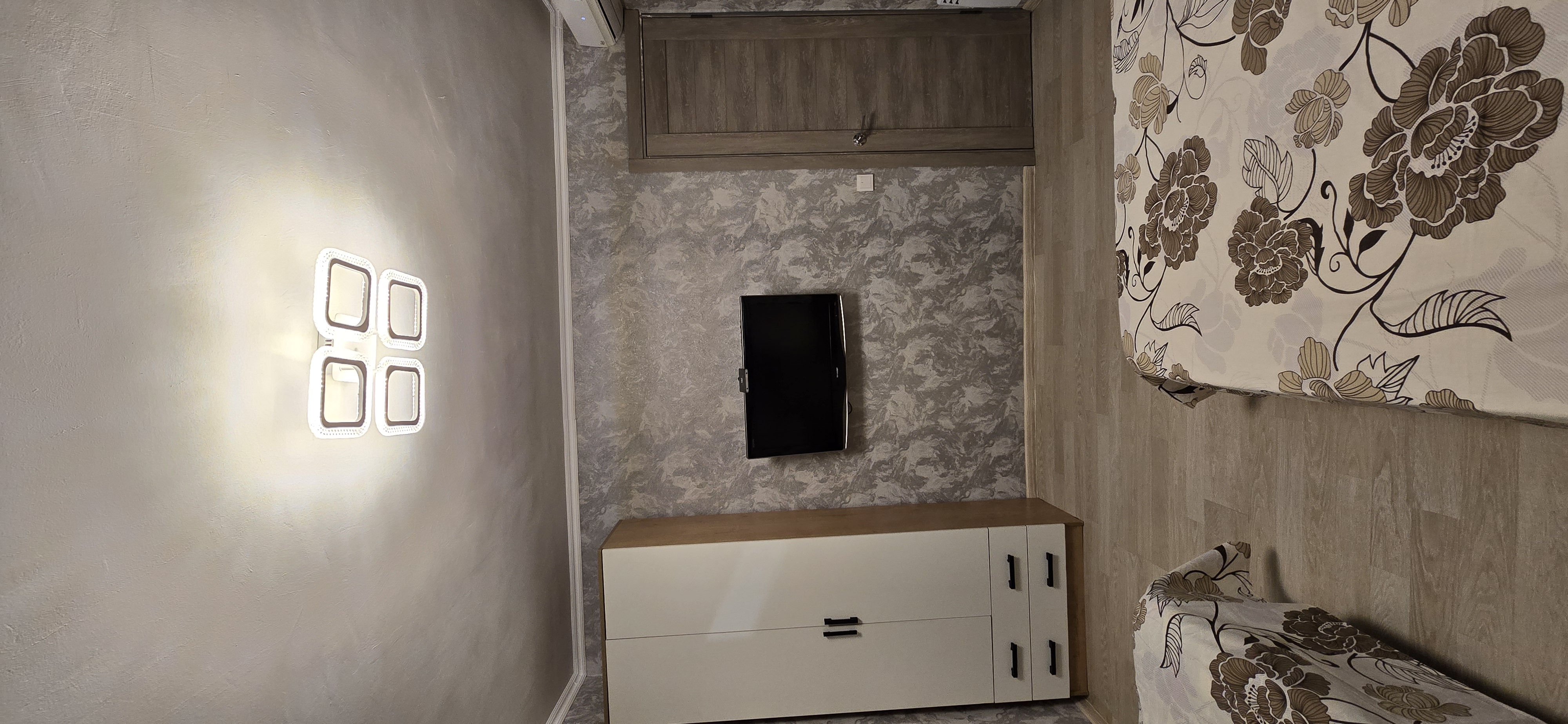 В тени  киви, Сухум — фото 3