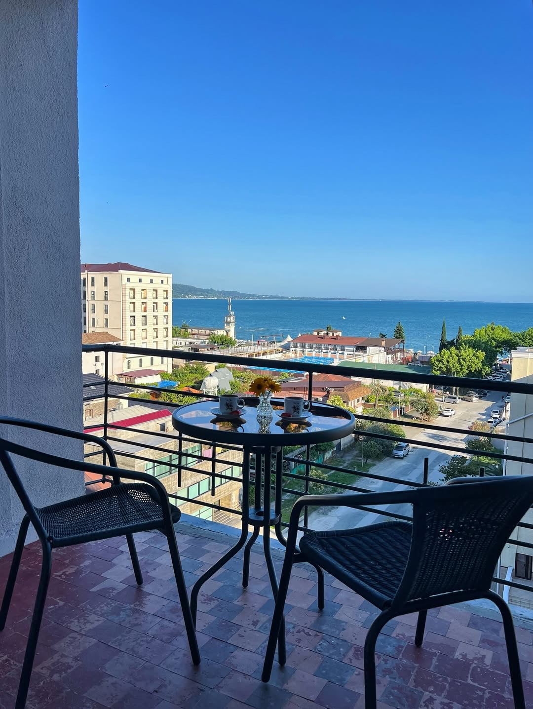 У Крис, Сухум — фото 1