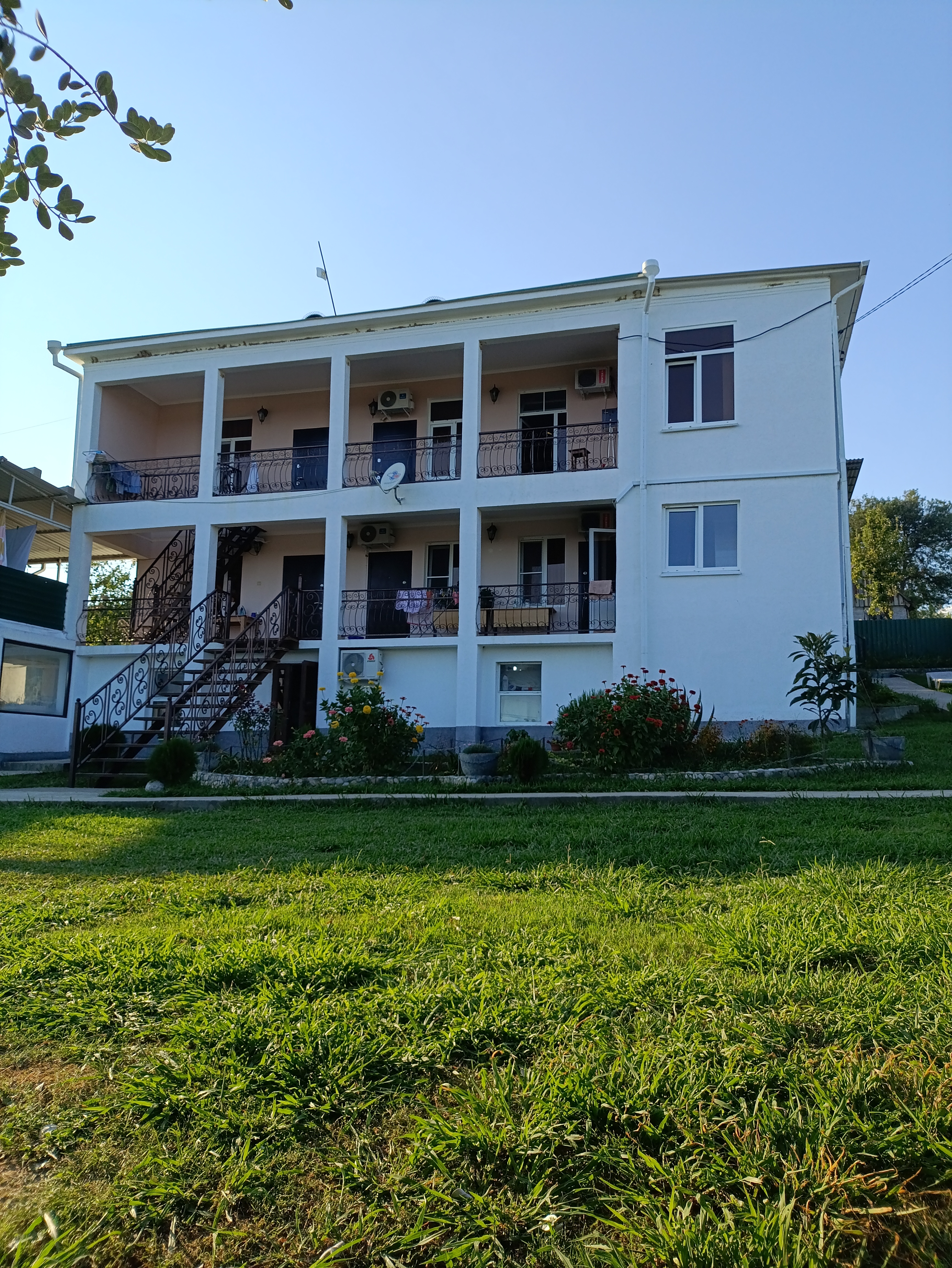 У Анжелы, Приморский