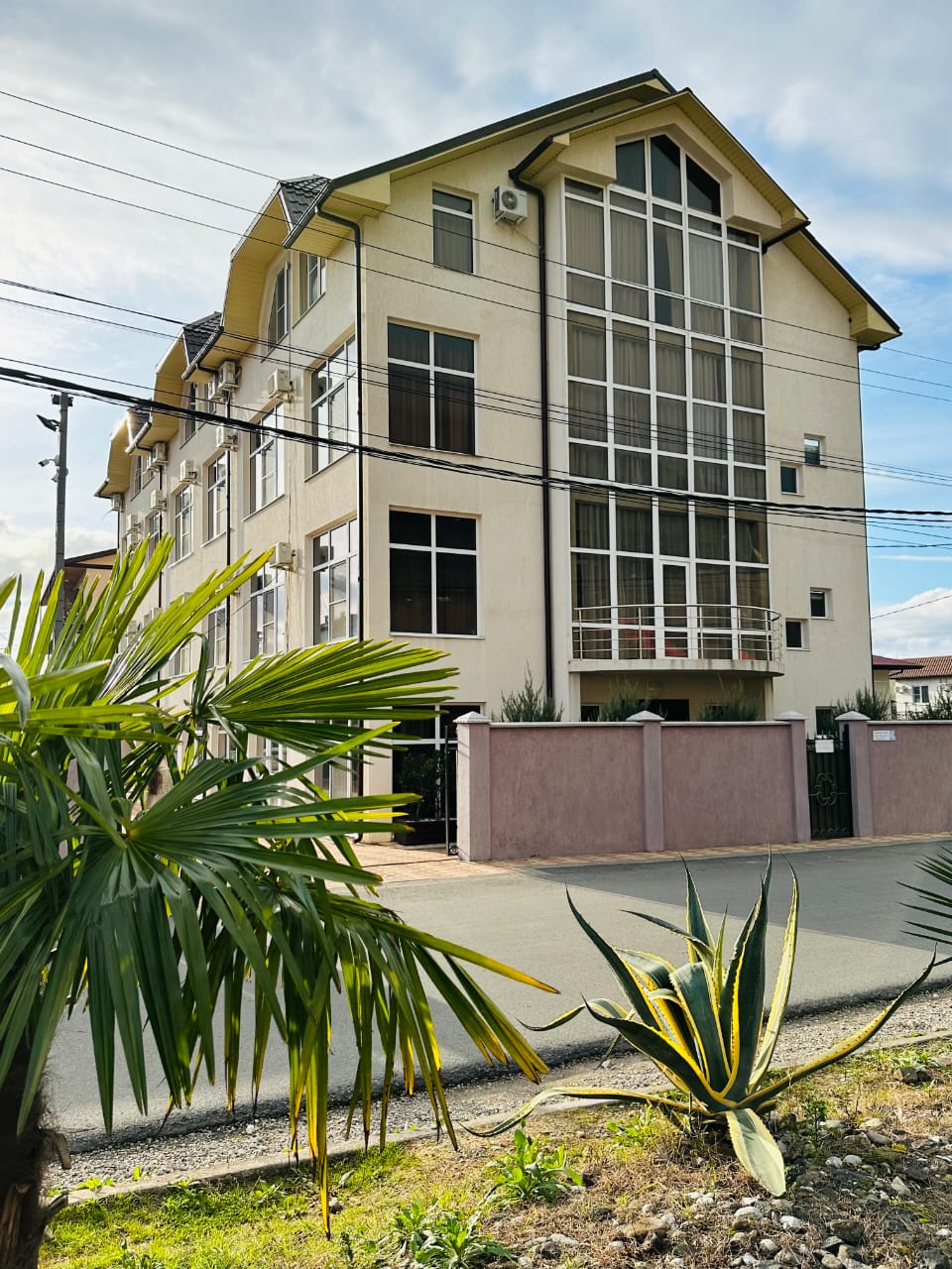 отель bon-amour, Гагра — главное фото